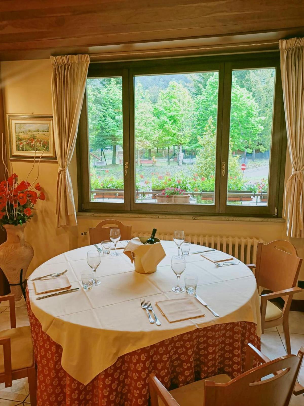 Hotel Ristorante Montenerone Apecchio Экстерьер фото